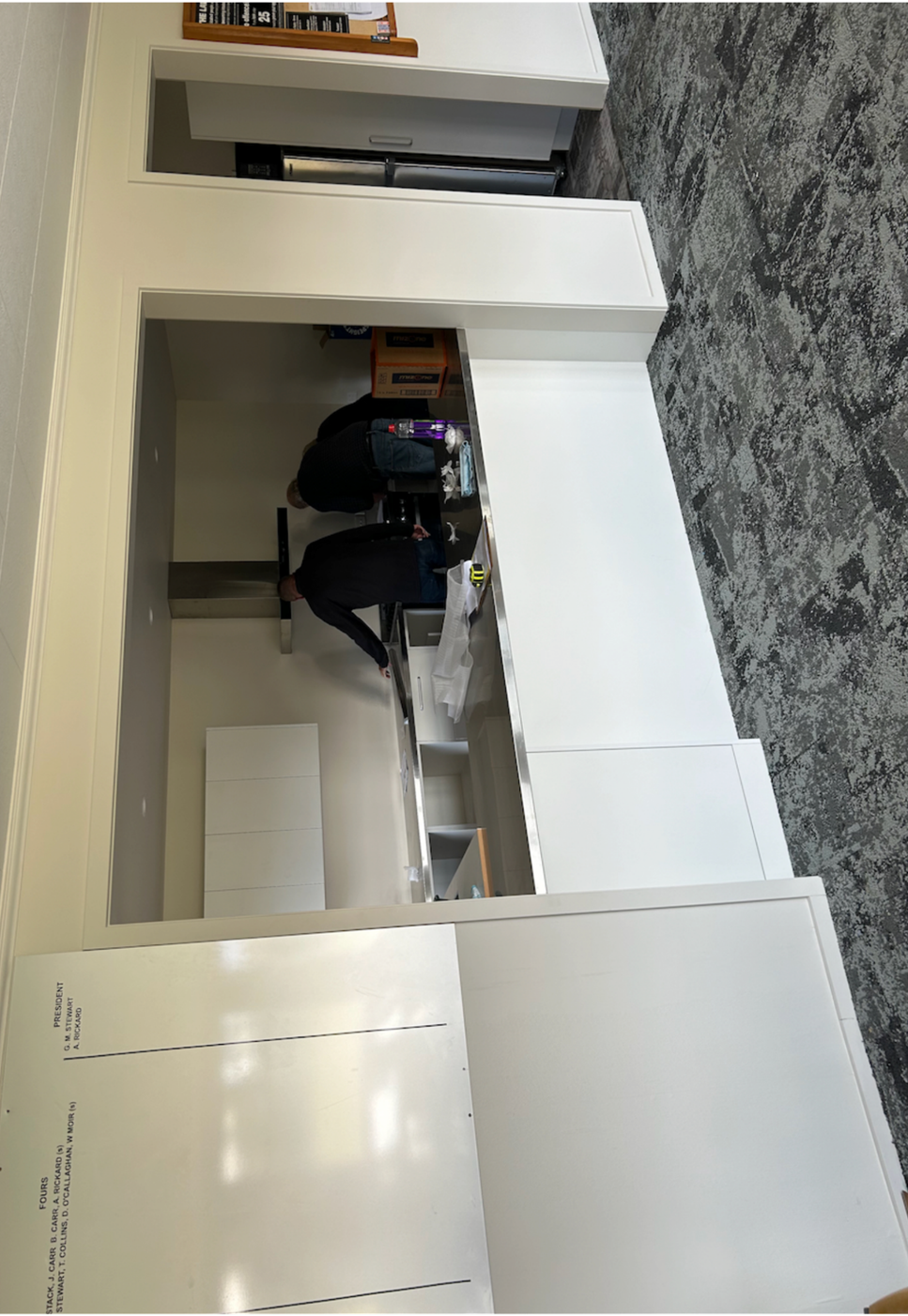 A person working in a room

Description automatically generated