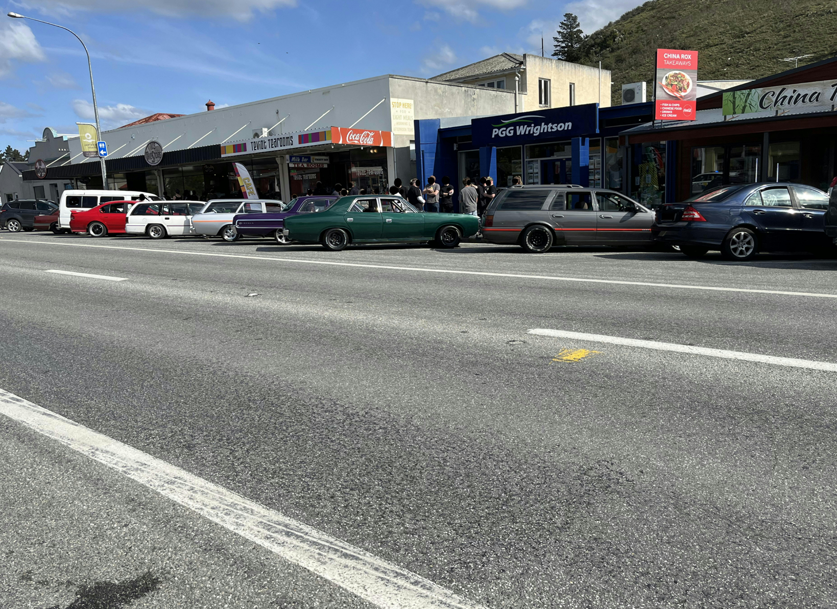 A street with cars parked on it

Description automatically generated
