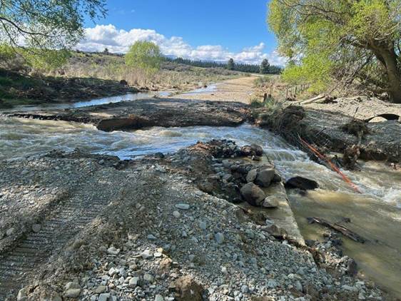 A river running through a rocky area

Description automatically generated